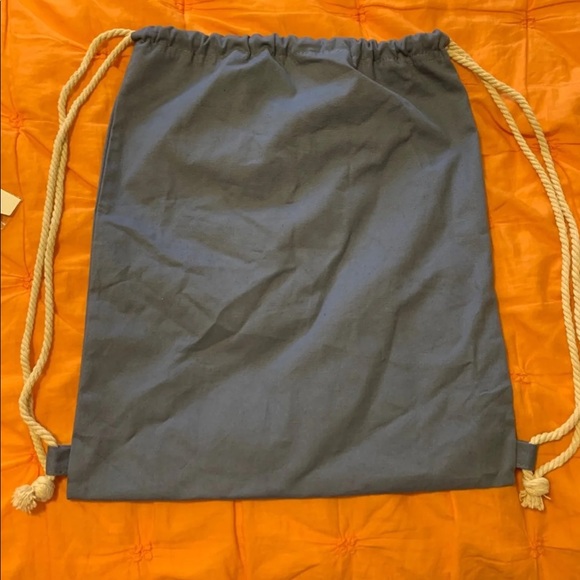 Guess bag and earbud headphones - Picture 4 of 4